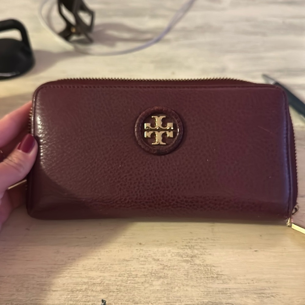 Tory Burch Wallet zip around maroon leather